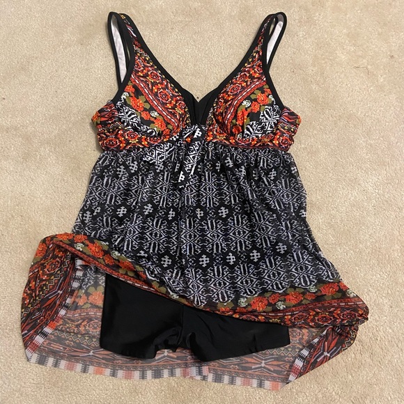 Modest one piece bathing suit, built in boy short - Picture 7 of 8